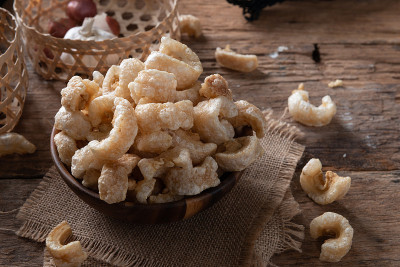 猪皮也被称为chicharon或chicharrones, kab moo