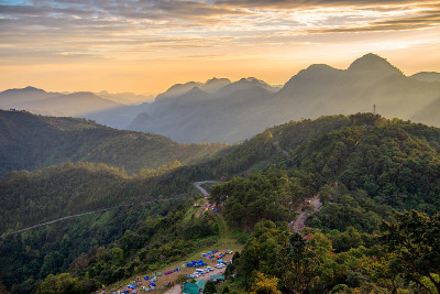 美丽的日落在doi angkhang著名山在清迈，泰国
