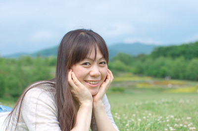 微笑的年轻女人