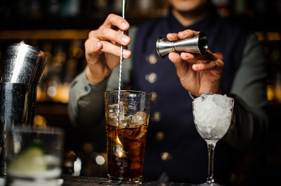 调酒师用玻璃杯调制鸡尾酒