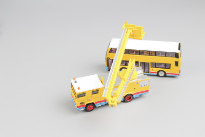 玩具卡车和玩具公共汽车