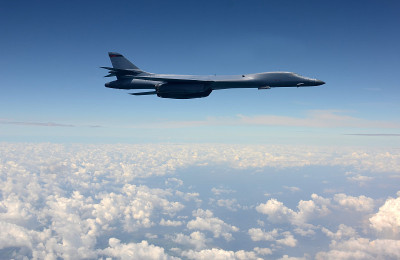 轰炸机在高空飞行