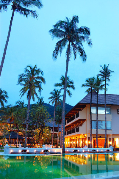 绿色游泳池附近的露天餐厅，Koh Chang，泰国