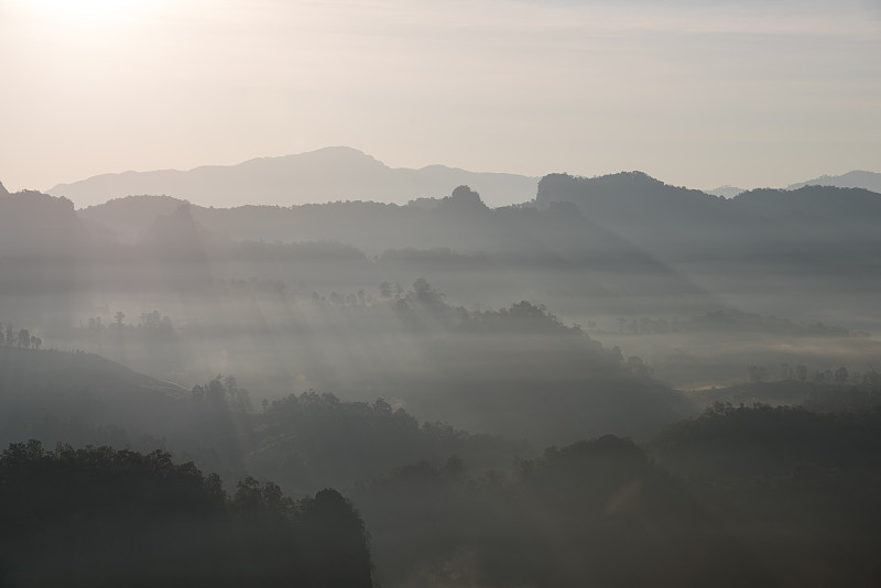 层的山