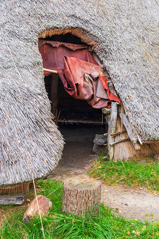 在一个史前时代重建的稻草小屋开放