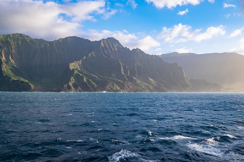 纳帕里海岸州立公园是一个位于考艾岛西北部的夏威夷州立公园，考艾岛是夏威夷最古老的有人居住的岛屿。它被