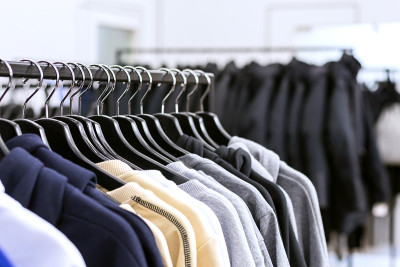 时尚运动简约奢侈的衣服在店里