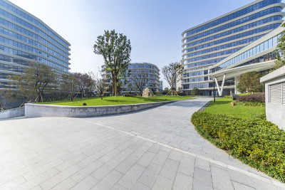 全景天际线和现代商业办公建筑与空的道路，空的混凝土广场地板