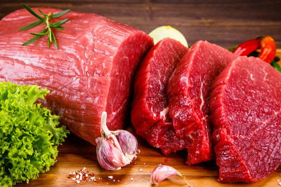 切板上的新鲜生牛肉