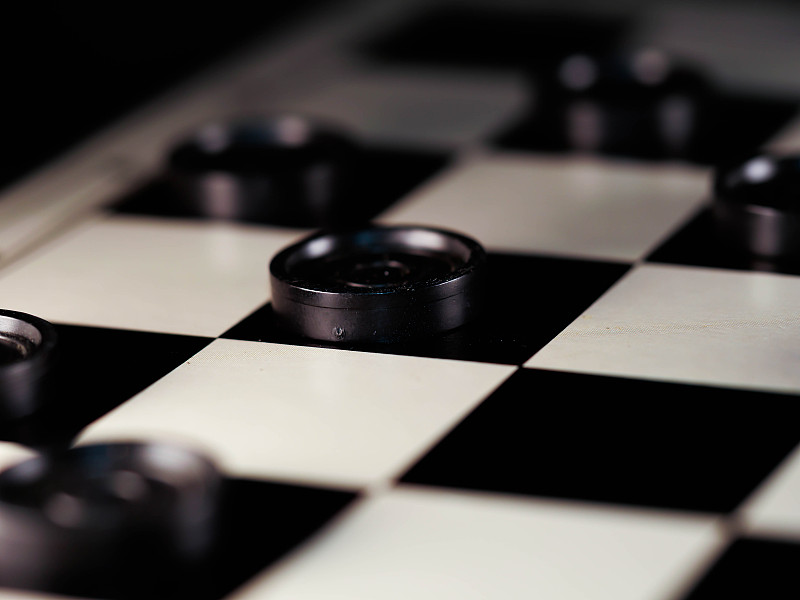 与跳棋棋盘。游戏的概念。棋盘游戏。的爱好。在游戏场上进行的跳棋。