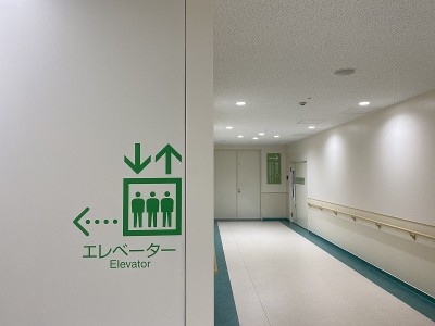 在日本引导电梯的显示器