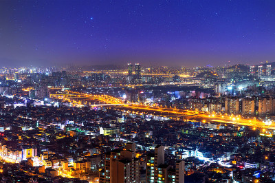 韩国市中心和首尔塔的景观。