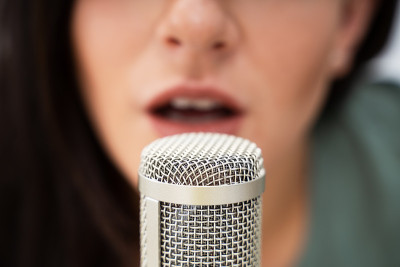 发出Asmr声音的女人