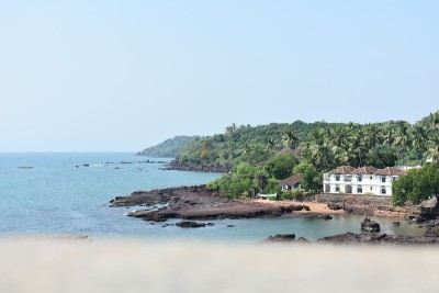 在果阿模糊前景的海洋视图