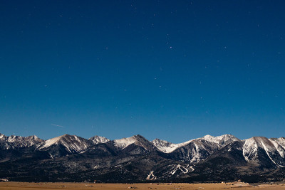 夜晚的雪山