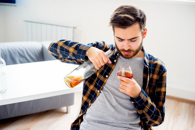 酒精成瘾的人