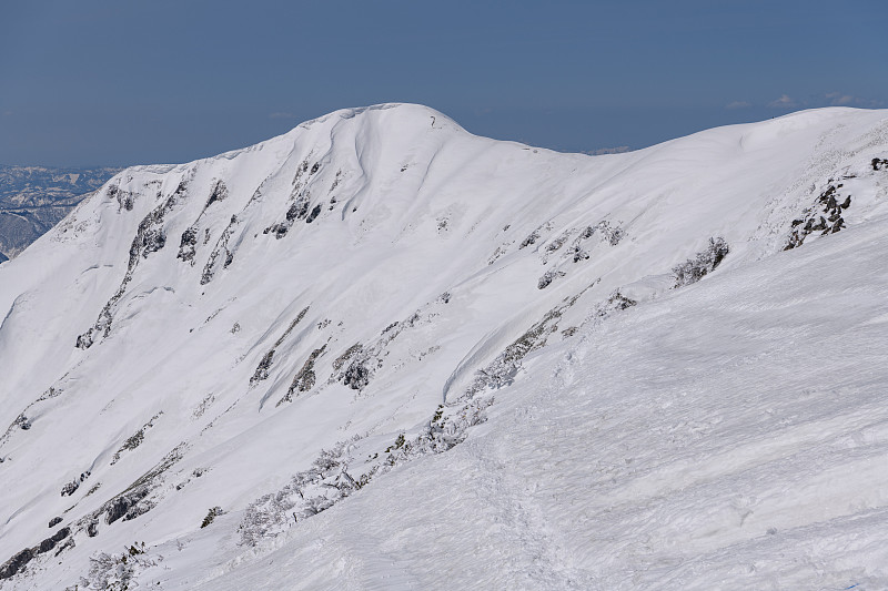 春天，从谷川山眺望重仓奈克山