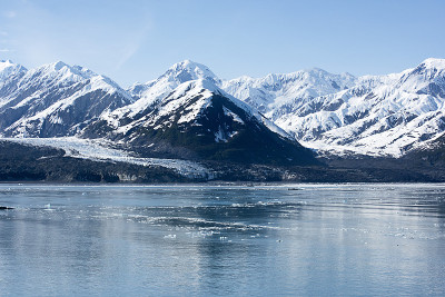 海洋上的雪山