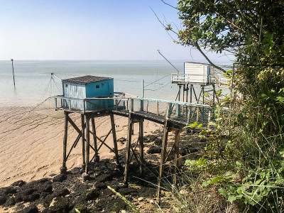 传统的钓鱼小屋和渔网-卡雷特-塔尔蒙特滨海吉伦德，法国