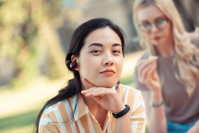 漂亮的女学生戴着樱桃般的耳环。