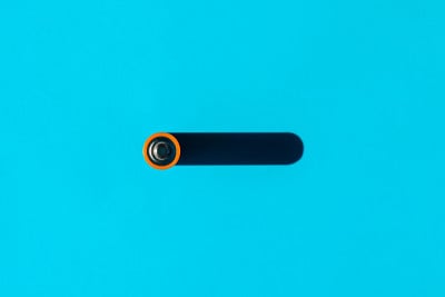 在普通背景上有一个硬阴影的电池。从上往下看。图案空白