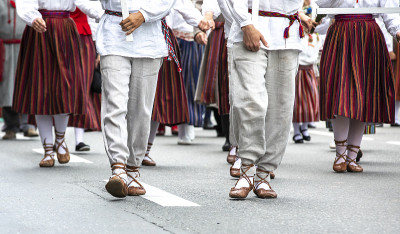 爱沙尼亚人穿着传统服装走在塔林的街道上