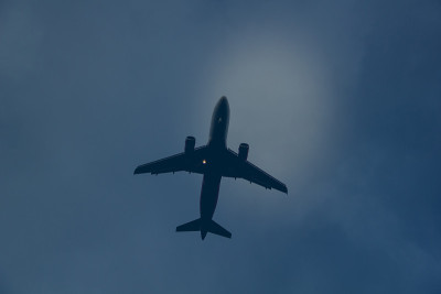 飞机在天空中飞行。乘飞机旅行。国际运输。