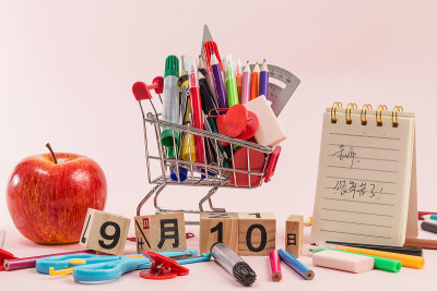 学校的东西放在桌子上