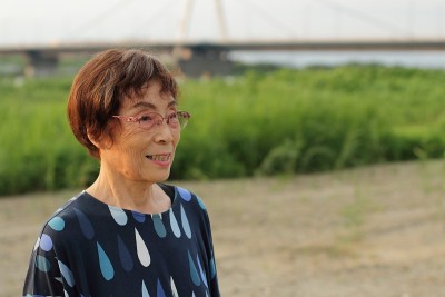 一个女人微笑