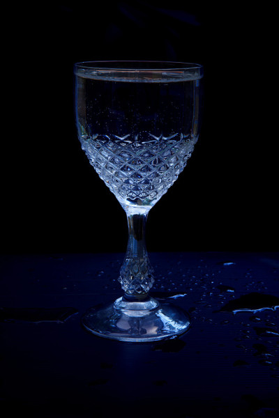 低调的玻璃酒杯