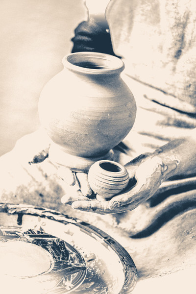 Potter hold made pots。旧的复古风格。