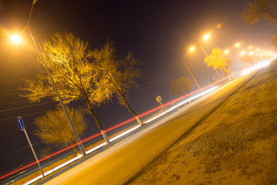 路上有行驶的汽车