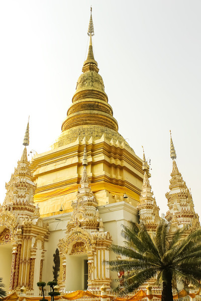 金塔在白色的天空背景在泰国兰蓬的Phra Phutthabat Tak Pha