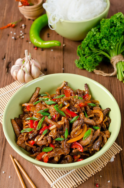 炒猪肉、甜椒、洋葱和大蒜