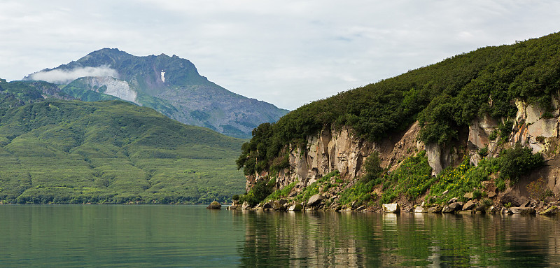 美丽的千岛湖岸倒映在水面上