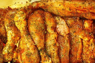 特写生腌鸡腿肉