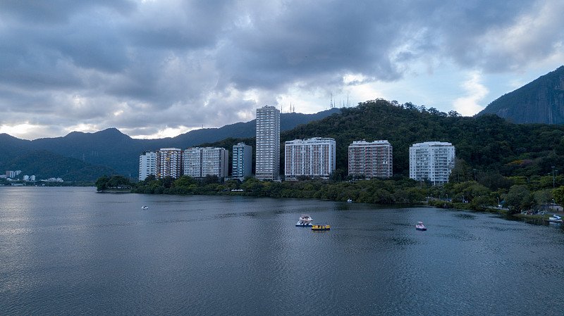 鸟瞰在里约热内卢de janeiro和科帕卡巴纳湖的无人机，在黄昏