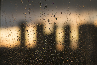 窗户上挂着雨滴