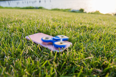 Tri Fidget Hand Spinner在手机上。