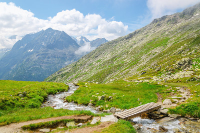 阿尔卑斯山的风景，在奥地利有一条山间小溪