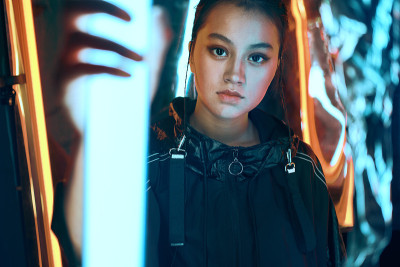 z一代女孩的未来主义肖像