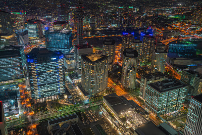 日本神奈川县横滨市市未来21区摩天大楼城市夜景
