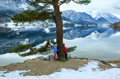 高山冬季湖景和家庭。