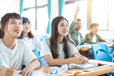 亚洲青少年学生在课堂上与同学一起学习