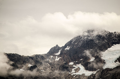 白雪皑皑的山峰