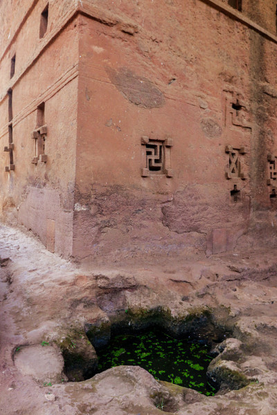 窗外是古代非洲教堂