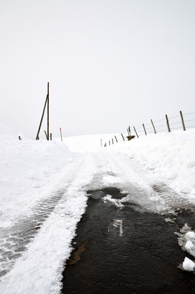 危险的白雪覆盖的道路