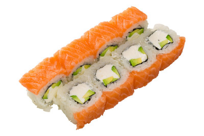 亚洲美食。日本料理。寿司卷在一个白色孤立的背景