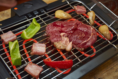用电炉烤牛肉、排骨及蔬菜