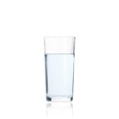 在玻璃杯里喝纯水